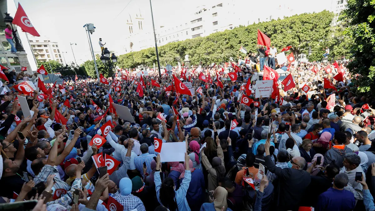 قبل استفتاء الدستور.. حراك سياسي ونقابي "يربك" الحوار في تونس