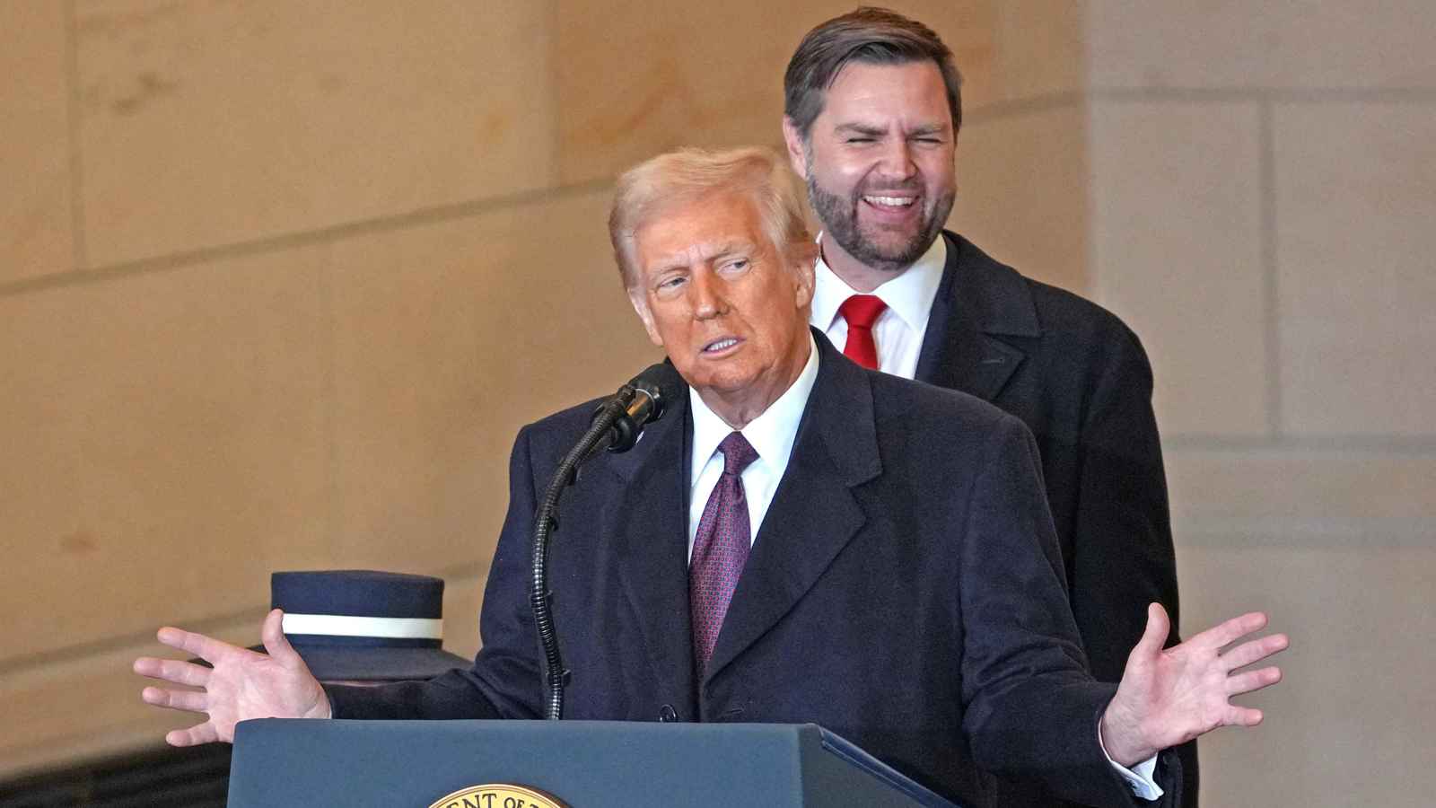 "لا يتوافقون مع رؤية أمريكا عظيمة".. ترامب يعتزم إقالة 1000 موظف