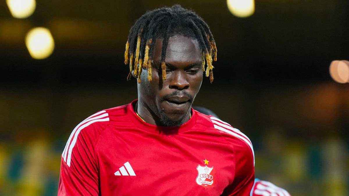 نقل جون مانو لاعب الأهلي بنغازي إلى المستشفى إثر تعرضه لإصابة قوية