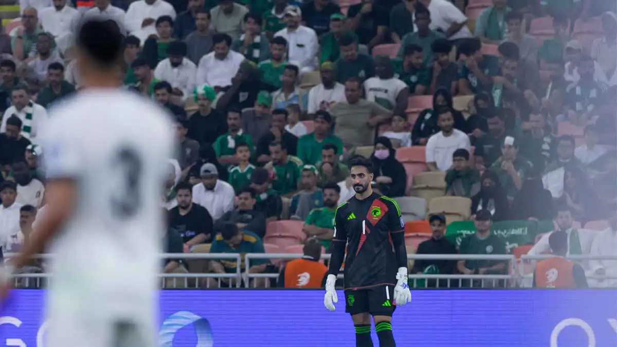 إبراهيم الفريان يمنح نواف العقيدي "بشت أخضر" (فيديو)