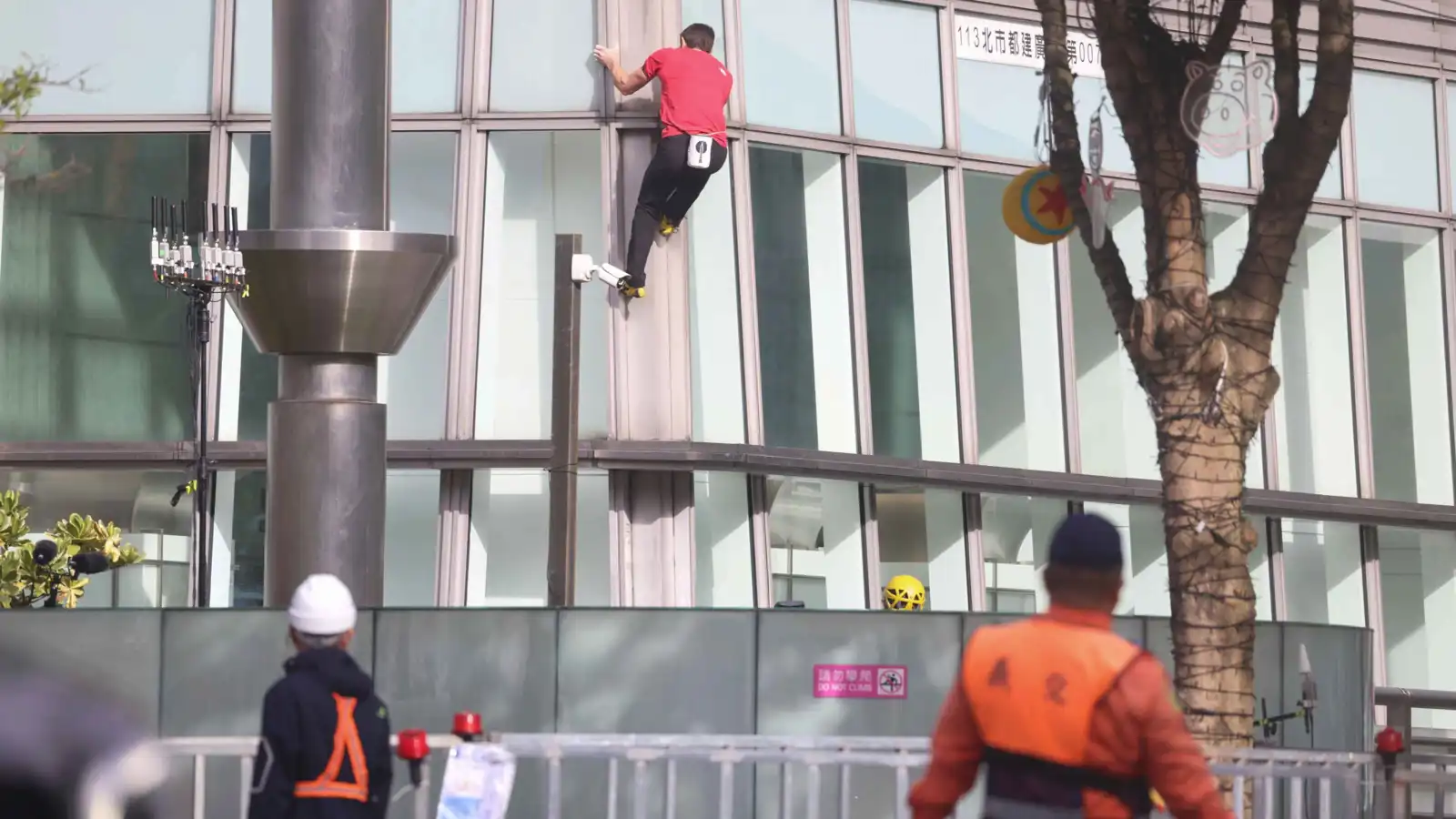 مغامر أمريكي يتسلق أطول مبنى في تايوان (فيديو)