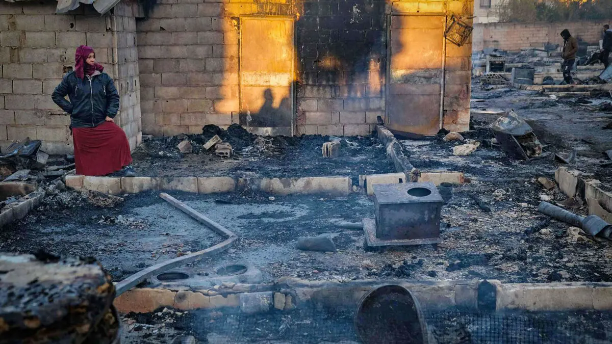 بعد حادثة حرق مخيم بلبنان.. سوريا تدعو اللاجئين لـ"العودة إلى الوطن"