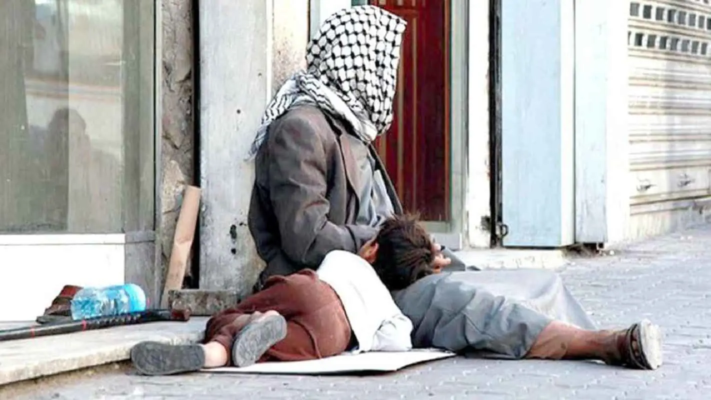 متسولون أم مخبرون؟.. ظاهرة غريبة في سوريا بعد سقوط الأسد