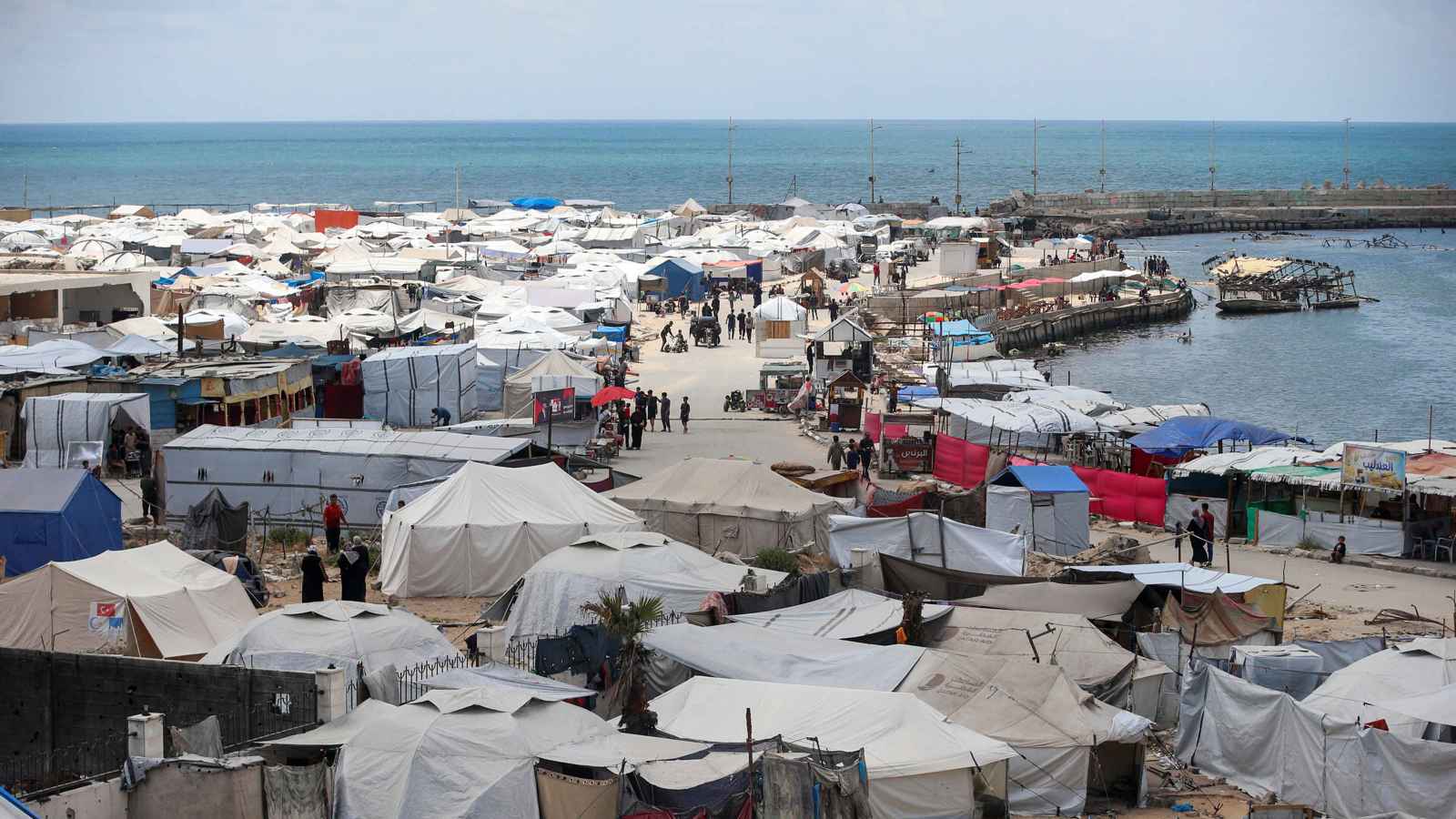 بينهم صحفيون.. عشرات القتلى بغارة إسرائيلية على مقهى في غزة