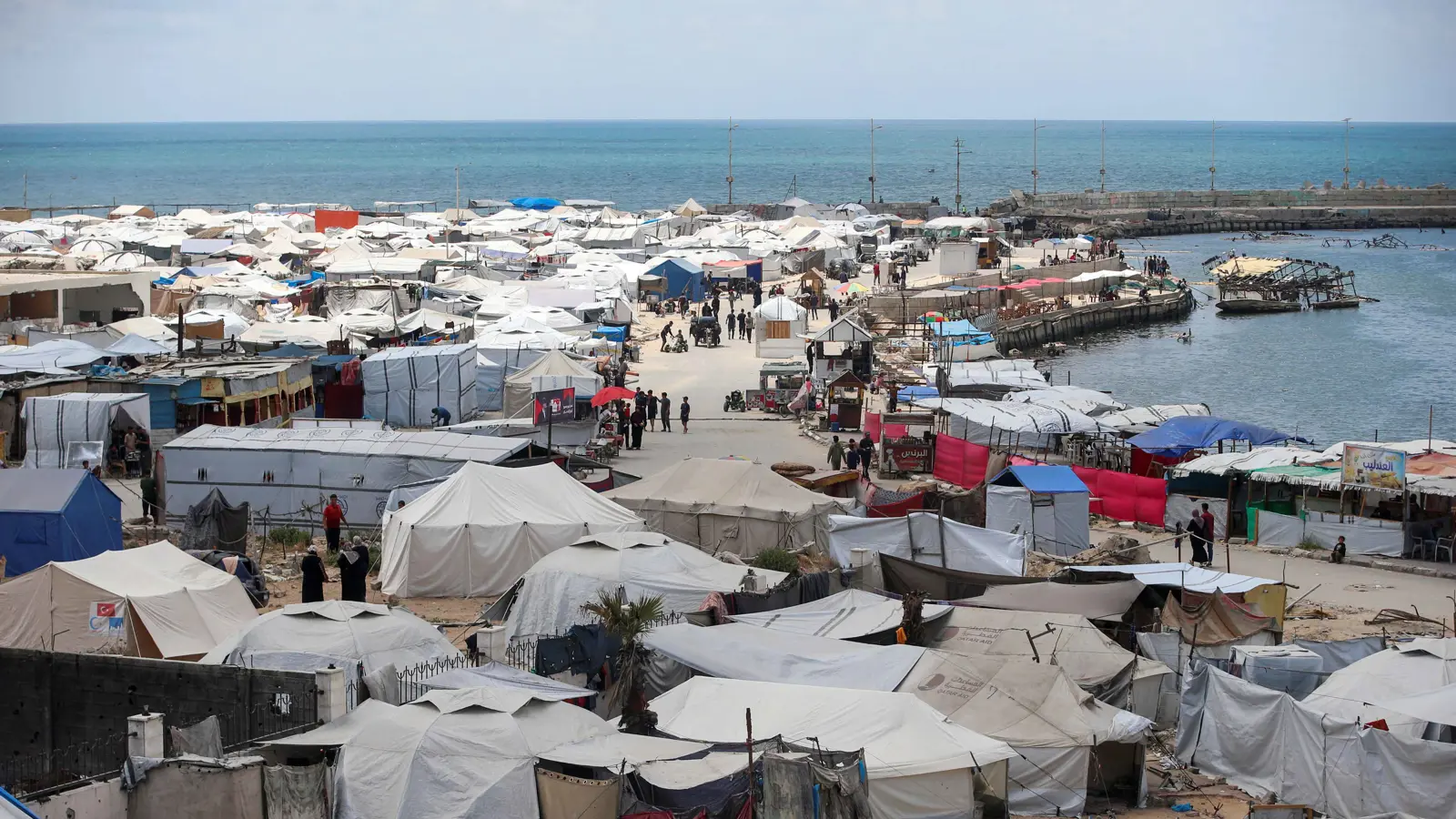 بينهم صحفيون.. عشرات القتلى بغارة إسرائيلية على مقهى في غزة