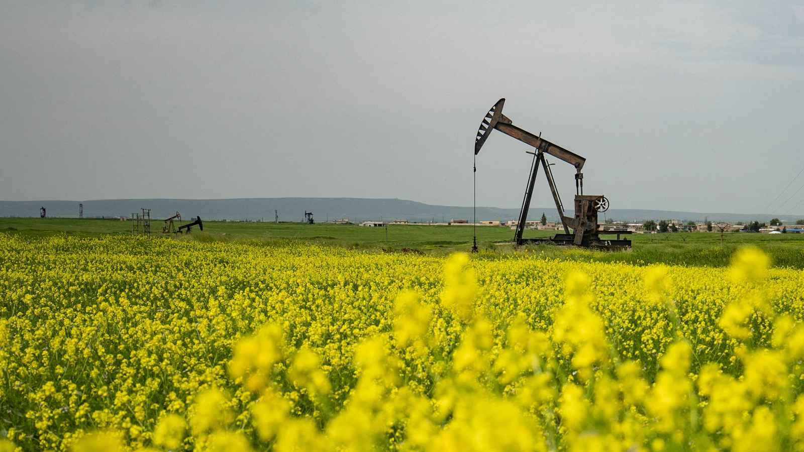 "بلومبرغ": أوروبا تبحث رفع العقوبات النفطية عن سوريا