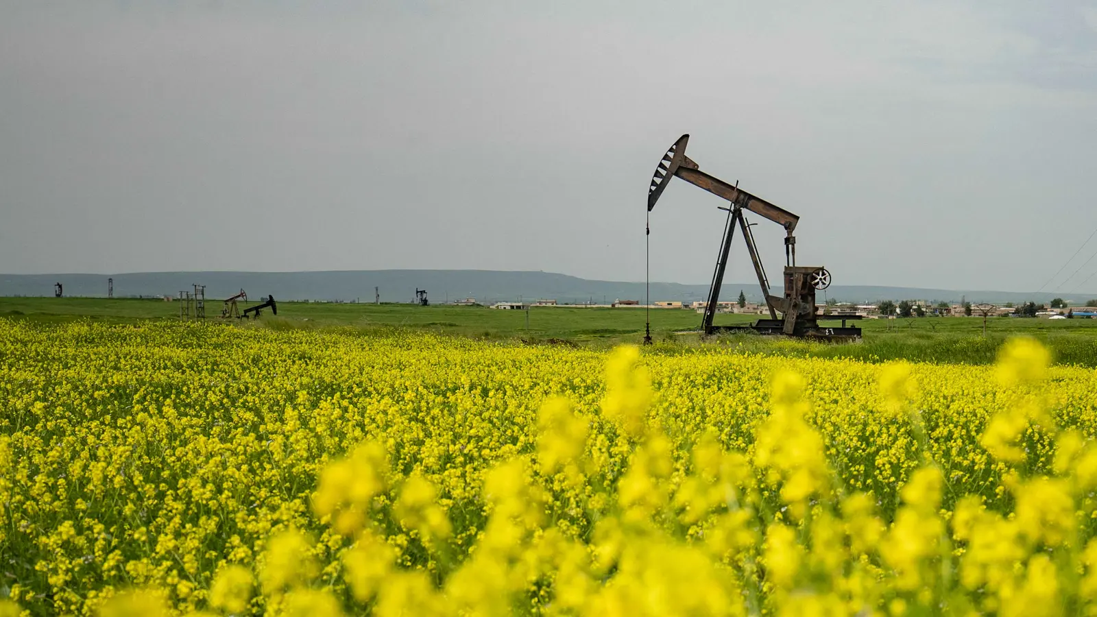 "بلومبرغ": أوروبا تبحث رفع العقوبات النفطية عن سوريا