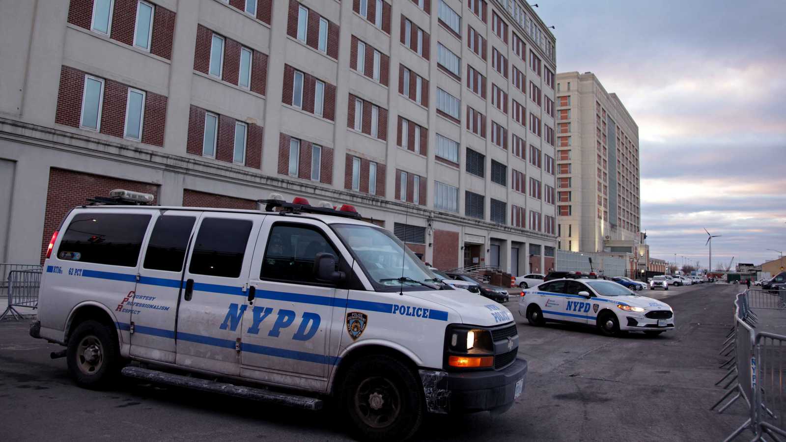 السلطات الأمريكية تنقل مادورو إلى نيويورك لبدء محاكمته (فيديو)