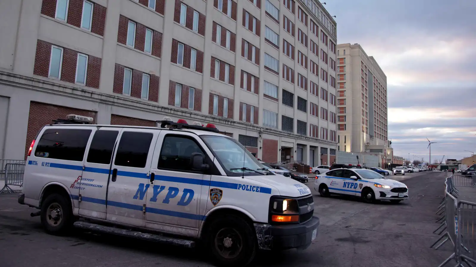 السلطات الأمريكية تنقل مادورو إلى نيويورك لبدء محاكمته (فيديو)