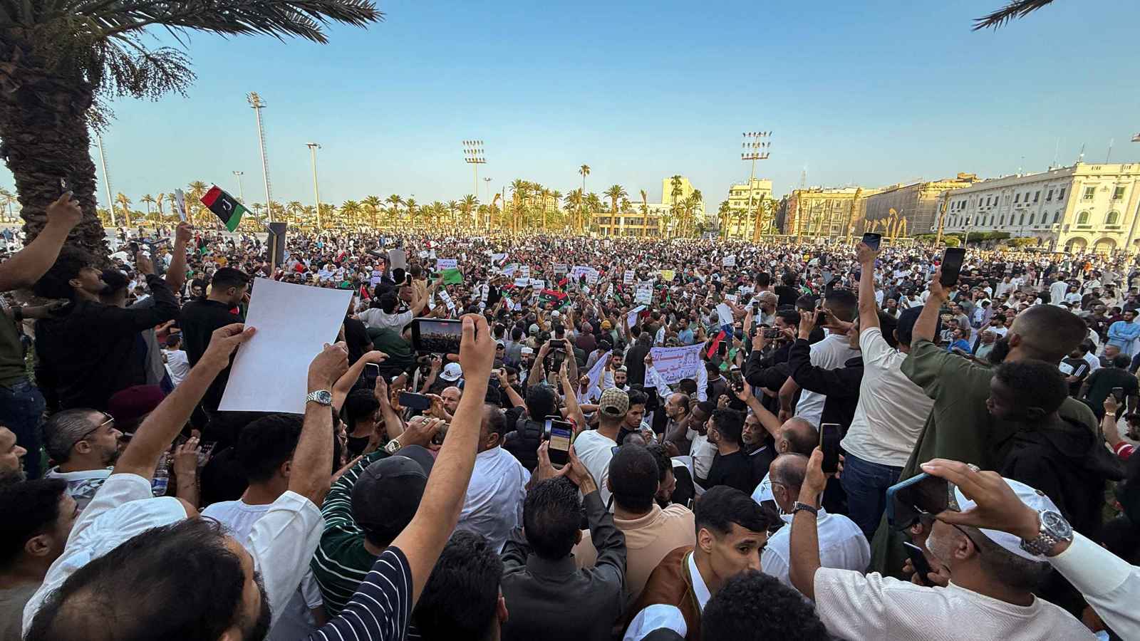 احتجاجات في طرابلس وعدة مدن ليبية للمطالبة برحيل الدبيبة (فيديو)