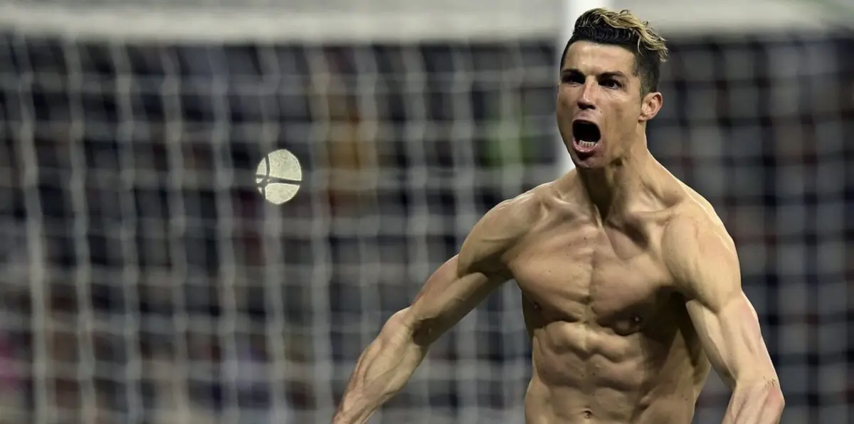 بعد تأهل ريال مدريد.. كريستيانو رونالدو يواسي بوفون أثناء مقابلة تلفزيونية (فيديو)