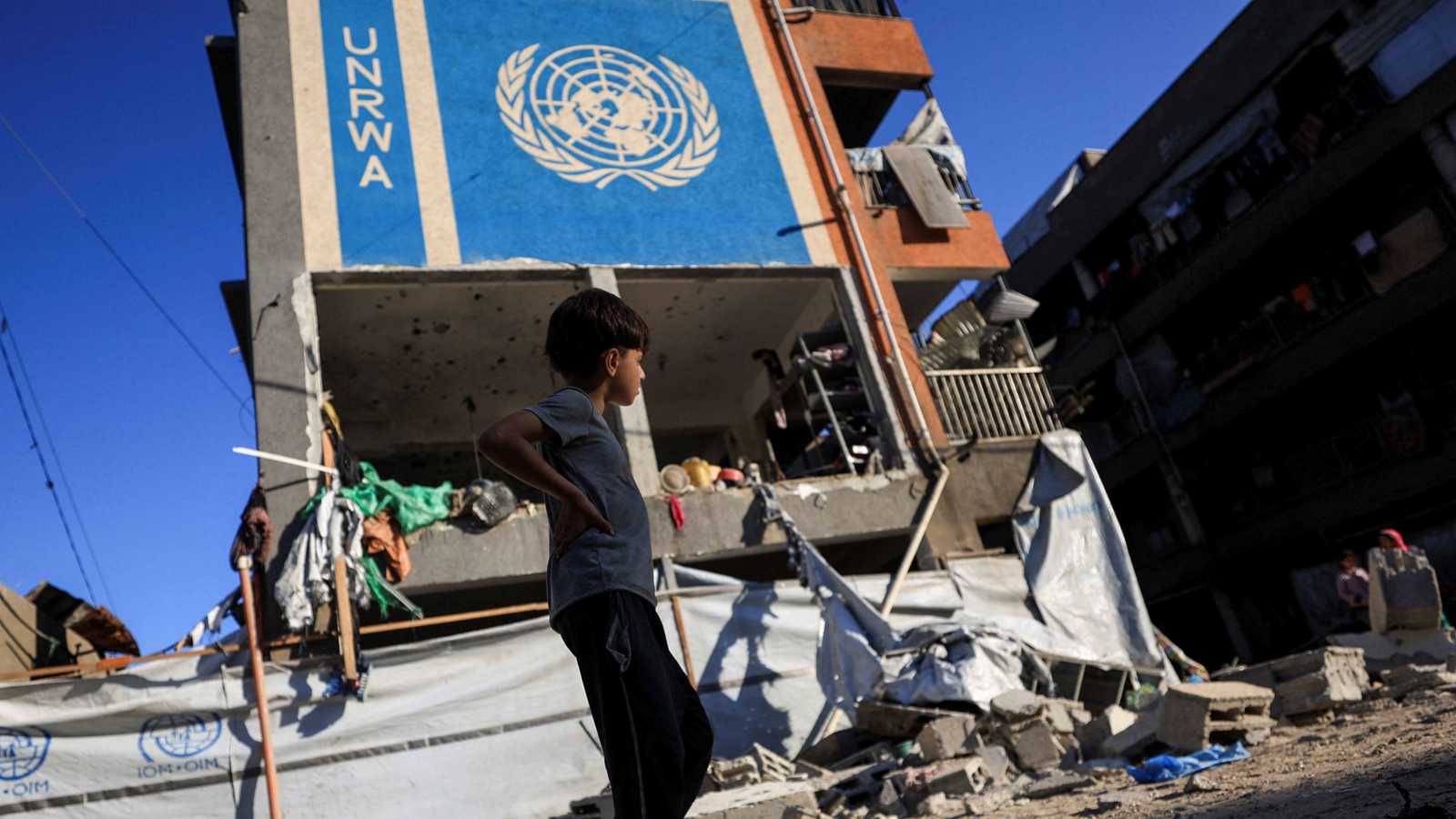 الجوع يفتك بموظفي "الأونروا" في غزة