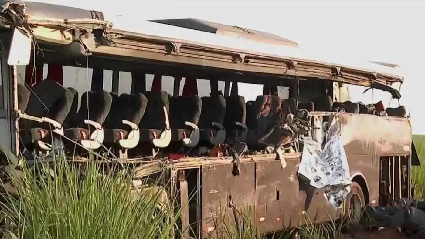 البرازيل.. مصرع 12 طالباً وإصابة 19 في حادث مروّع (فيديو)