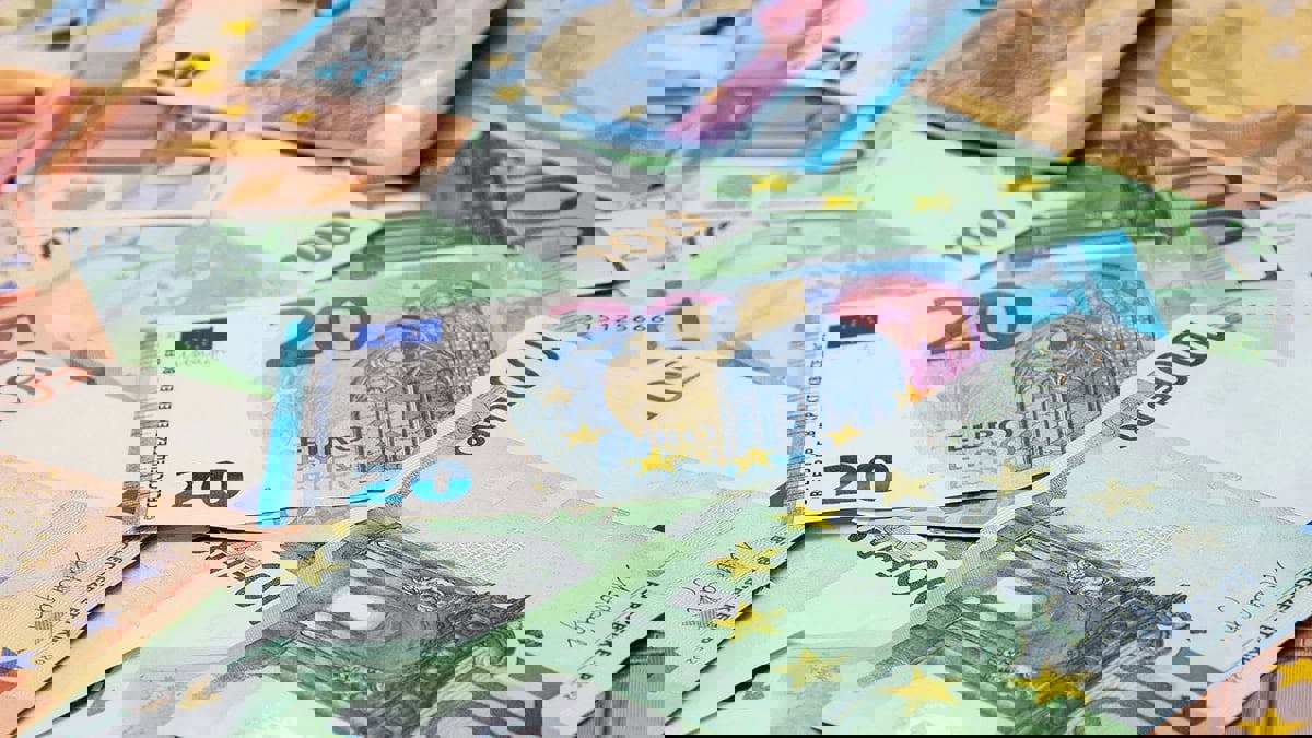  اليورو يقترب من أعلى مستوى في عام وسط ضغوط على الدولار