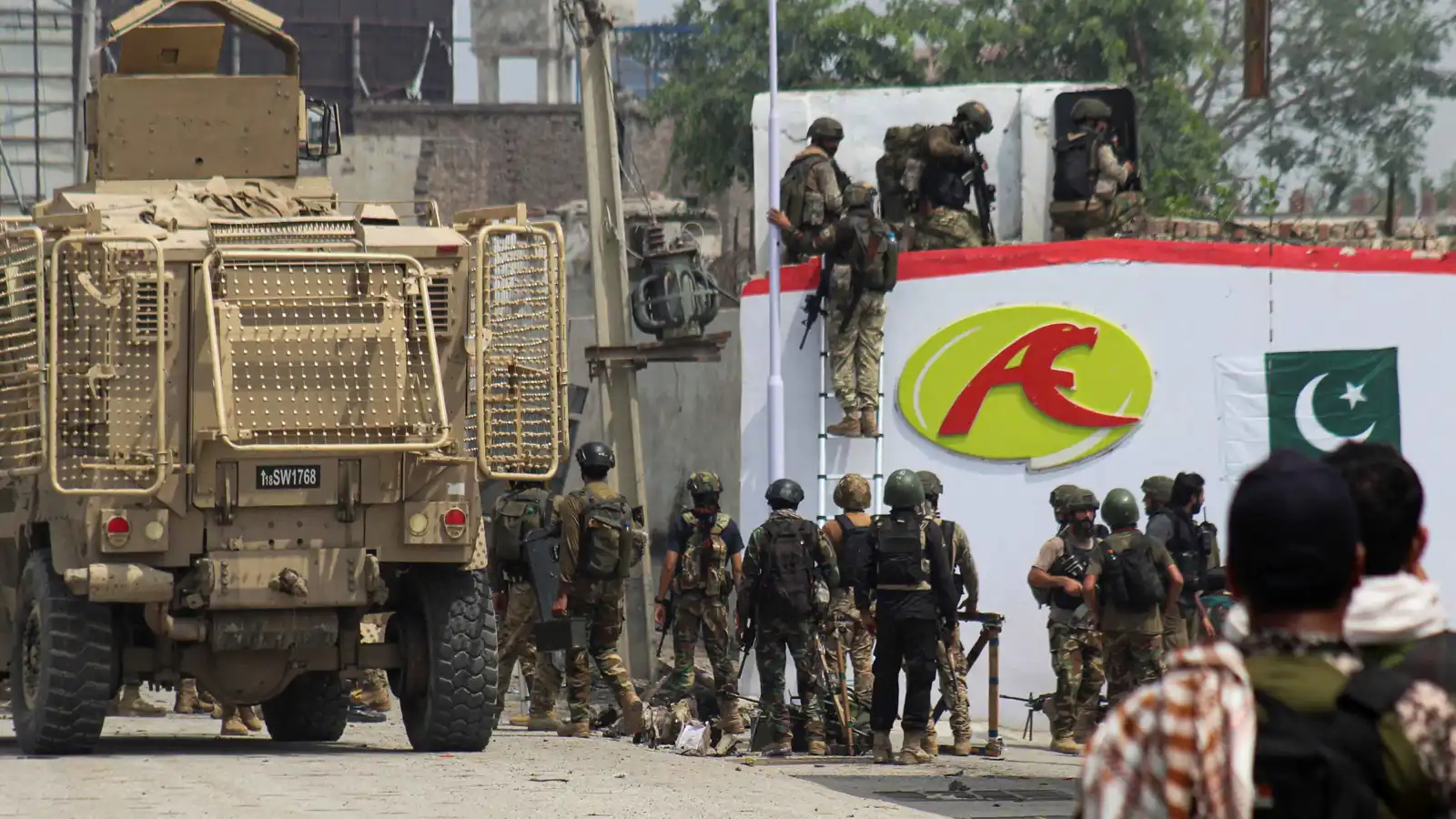 مقتل 12 جنديا باكستانيا في هجوم لطالبان