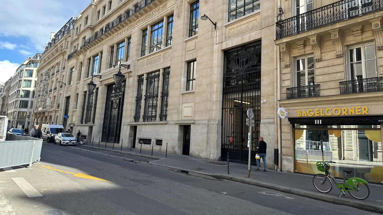 هجوم باريس.. وزير الداخلية الفرنسي يتهم مجموعات على صلة بإيران