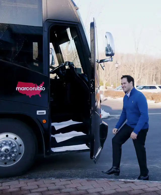 ماركو روبيو يرتدي حذاء فلورشيم خلال جولة انتخابية في نيو هام