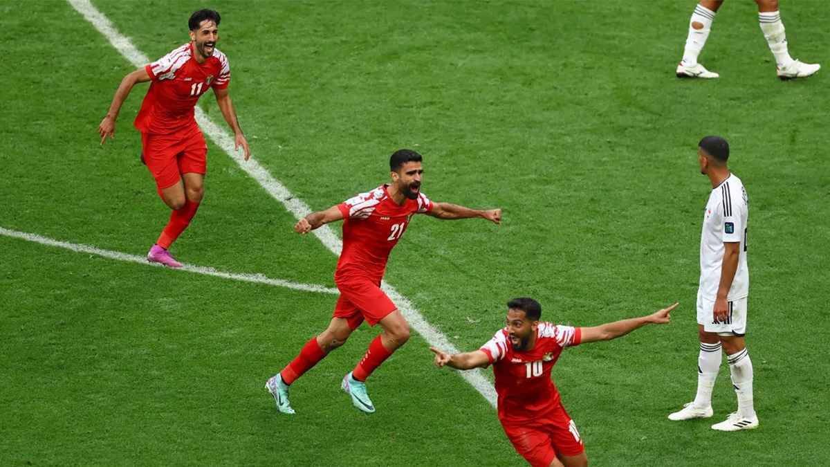 من الأقرب لاقتناص ورقة التأهل المباشر لكأس العالم الأردن أم العراق؟