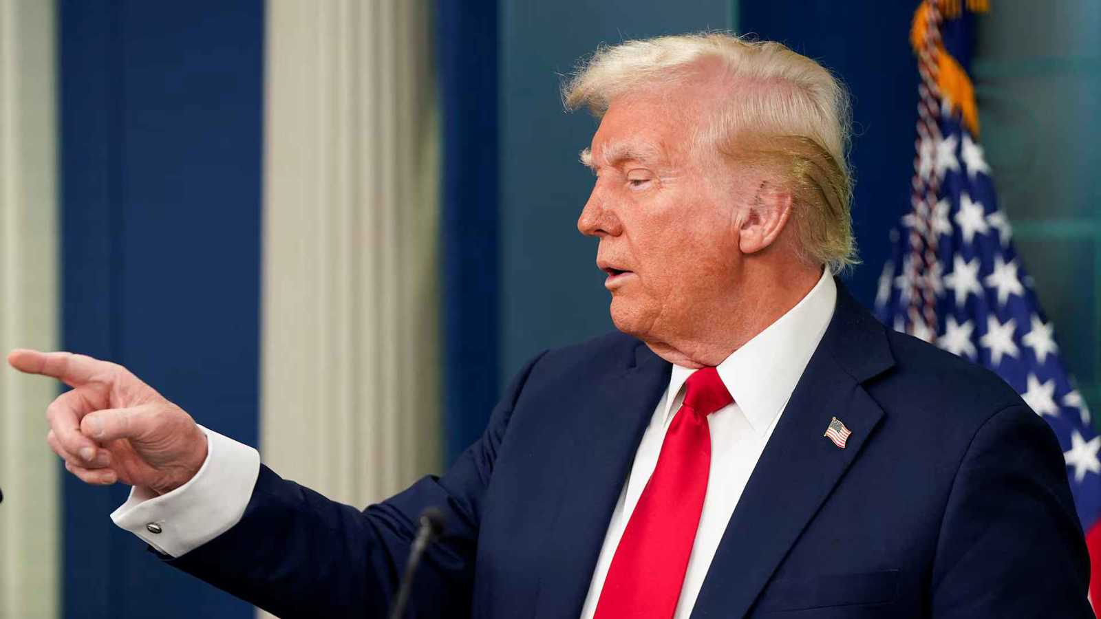 بعد فنزويلا.. ترامب يلوّح بالتدخل العسكري في غرينلاند