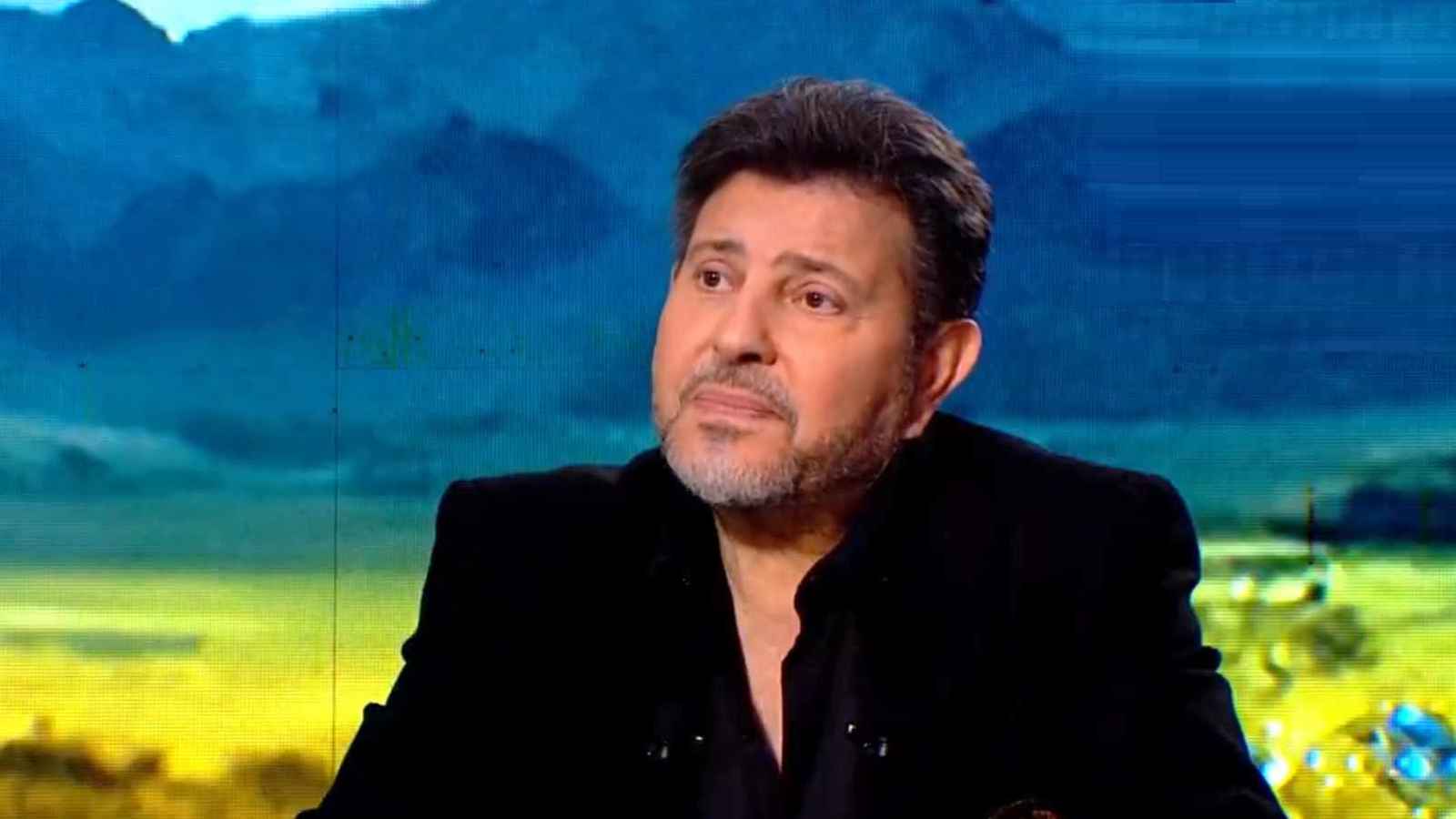 "الموت قريب مني جدا".. دموع وتأثر هاني شاكر على الهواء (فيديو)