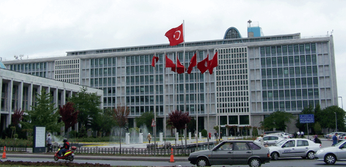 الحكومة التركية تفصل 25 عمدة ينتمون إلى حزب معارض‎