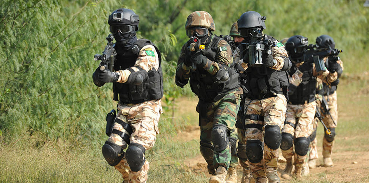 في جو احتفالي.. القوات الخاصة السعودية تنهي  تمشيط 90% من حي المسورة بالقطيف (فيديو وصور)