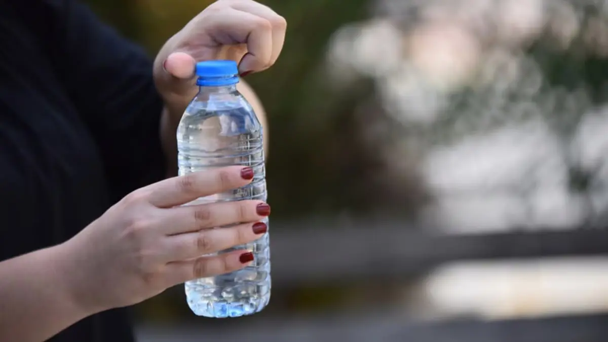 دراسة: كل لتر من المياه المعبأة يحوي مئات الآلاف من جزيئات البلاستيك