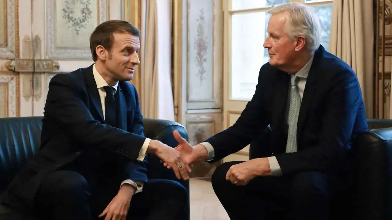 "ليست حكومتي".. الثقة تتصدع بين ماكرون وبارنييه مبكراً