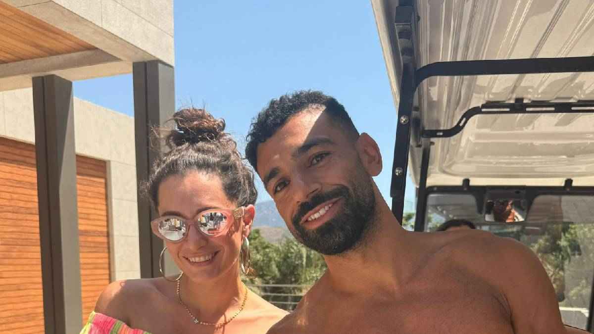 فاجأت الجميع.. من الممثلة التركية التي ظهر معها محمد صلاح؟ (صورة)