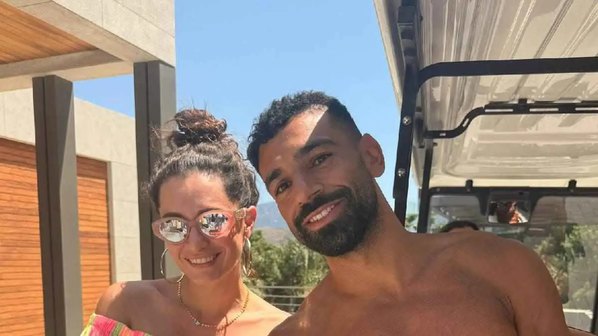 فاجأت الجميع.. من الممثلة التركية التي ظهر معها محمد صلاح؟ (صورة)