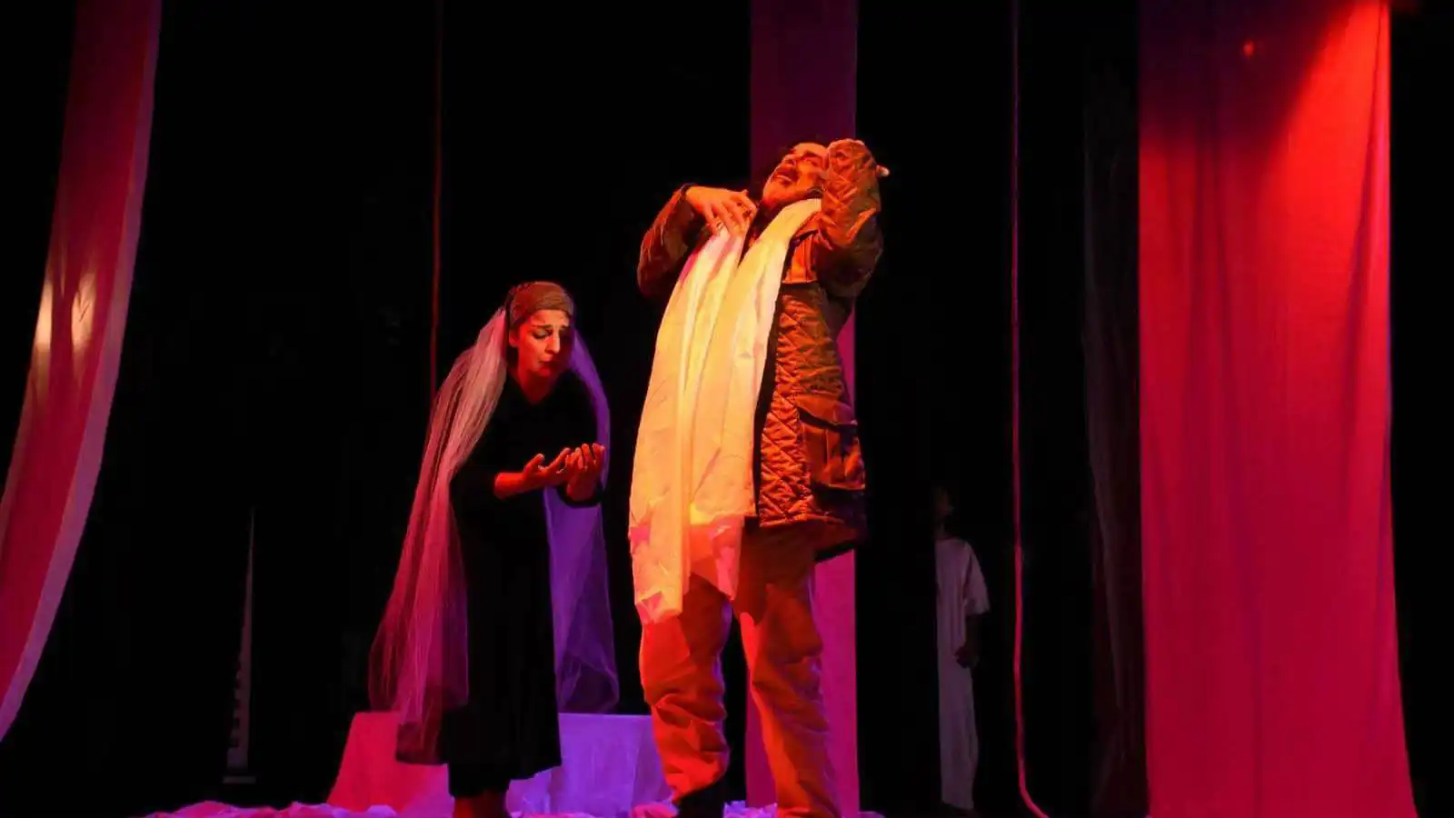 قصة "حفار القبور وزوجته القابلة" تتحول لعمل خالد في المسرح العربي