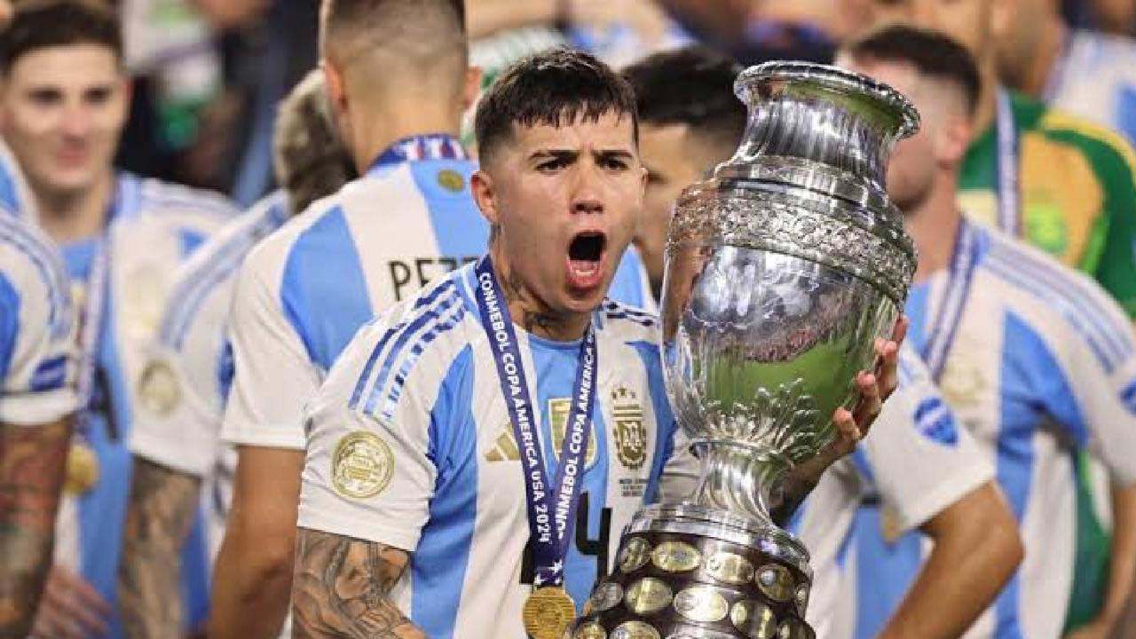 "ارفعوا أيديكم وكفّوا حملتكم الحاقدة".. نجم أرجنتيني آخر يدافع عن إنزو فيرنانديز