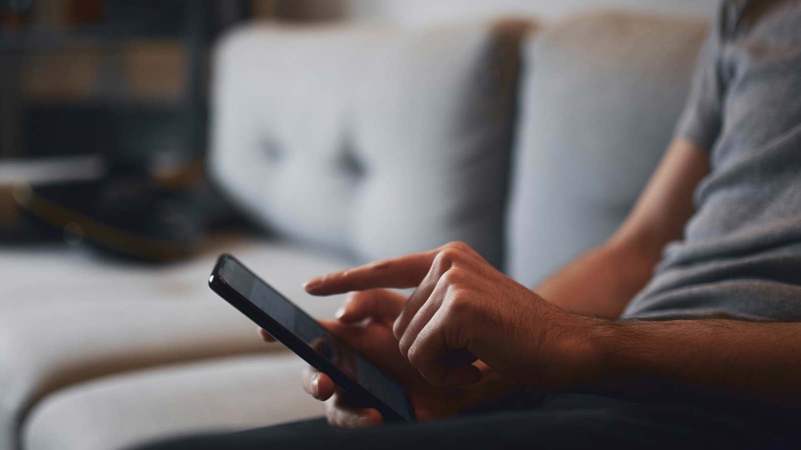 إحداها "حدس" المرأة.. علامات تدل على خيانة الرجل