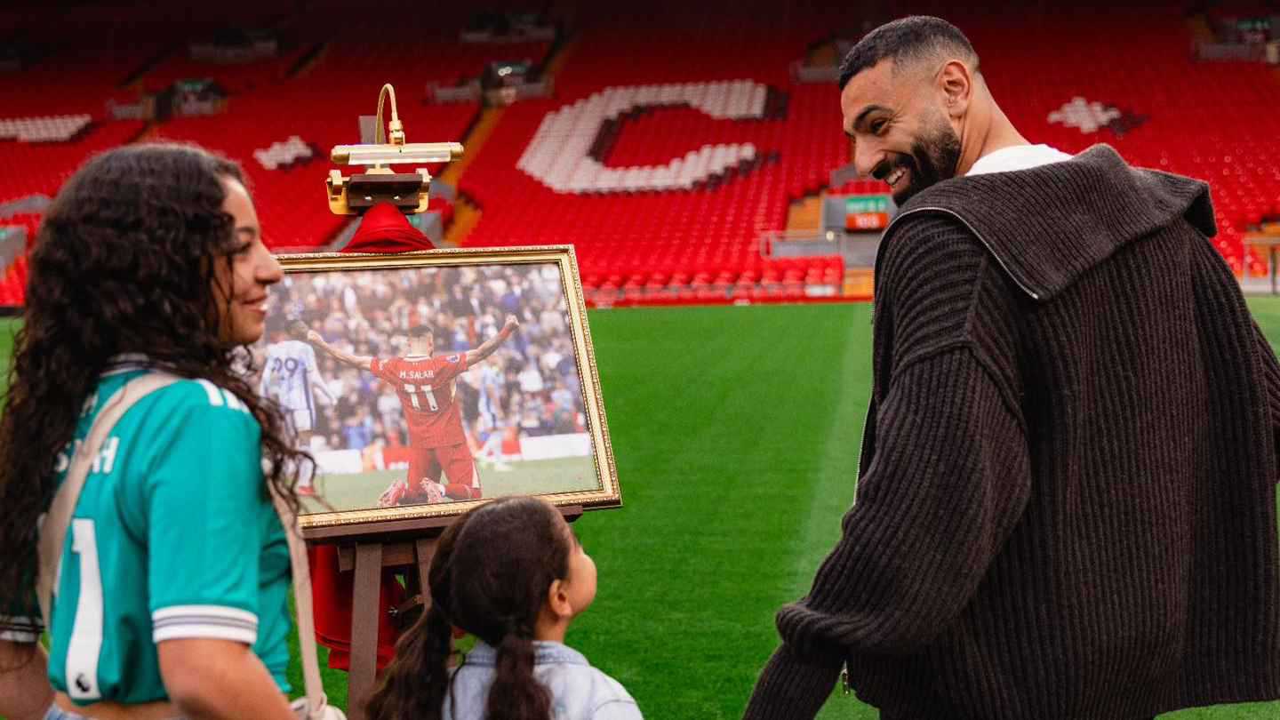 محمد صلاح يصطحب ابنتيه في جولة أخيرة بأنفيلد (صور) 