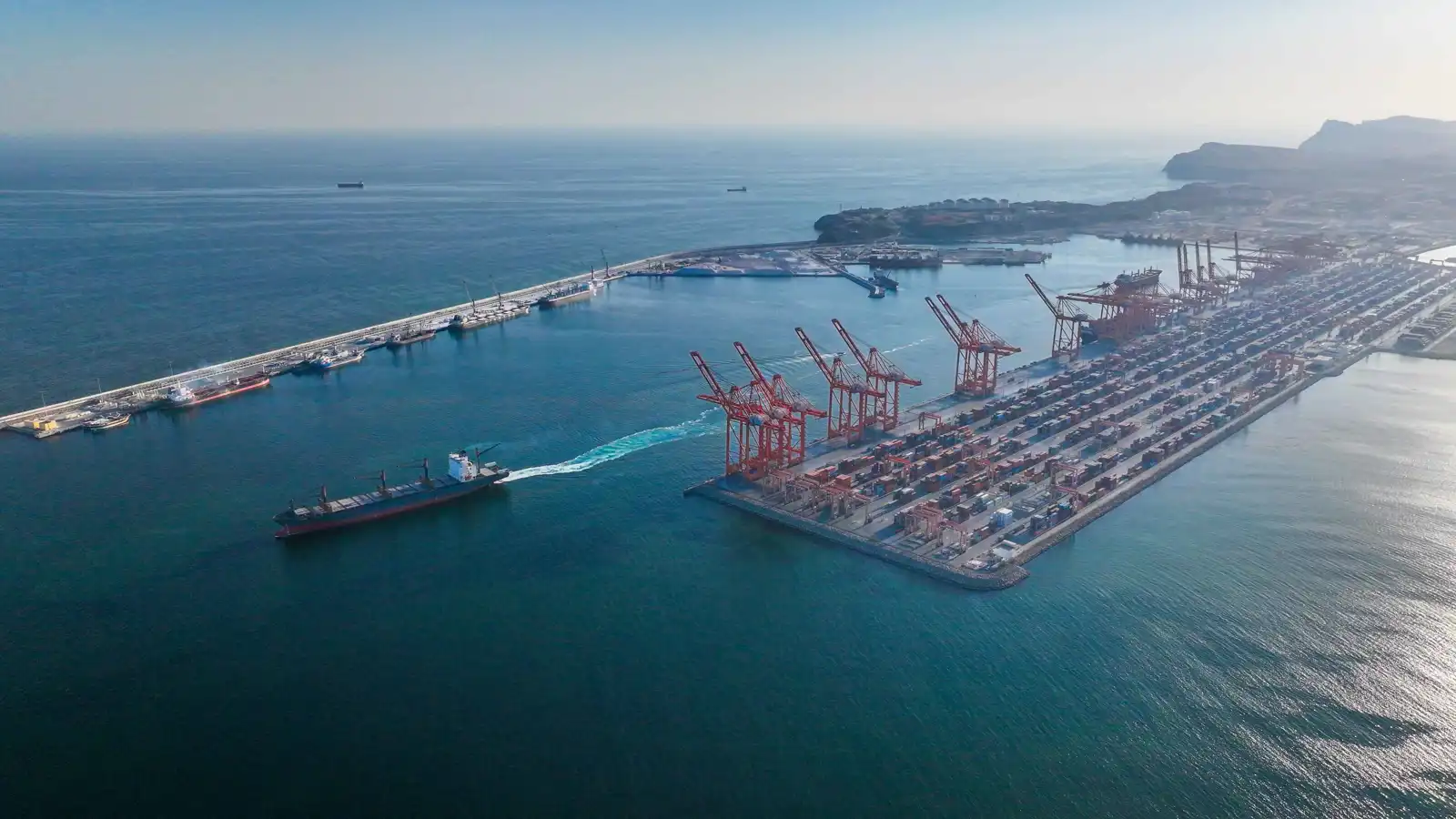 حريق ضخم بخزانات الوقود في ميناء صلالة (فيديو)