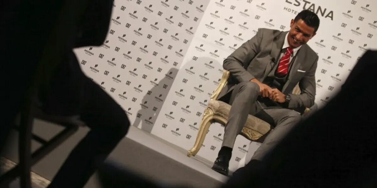 جولة داخل منزل رونالدو من غرفة النوم حتى حمام السباحة (فيديو)