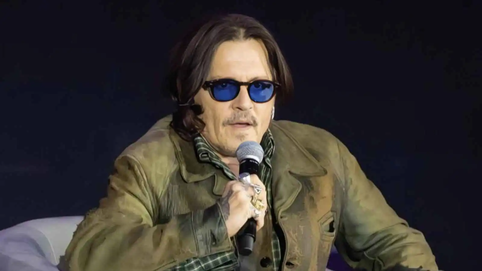 جوني ديب يكشف سر نجاحه في "تقمص الأدوار" السينمائية (فيديو)