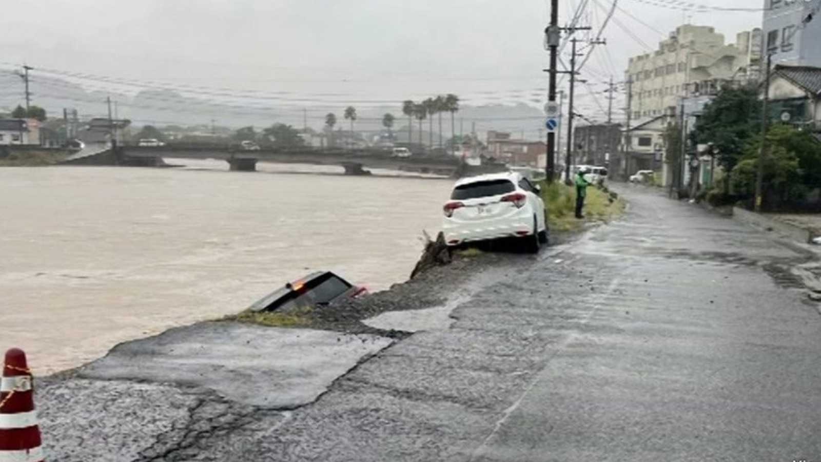 بعد أمطار غزيرة.. فيضانات وانهيارات أرضية في اليابان (فيديو)