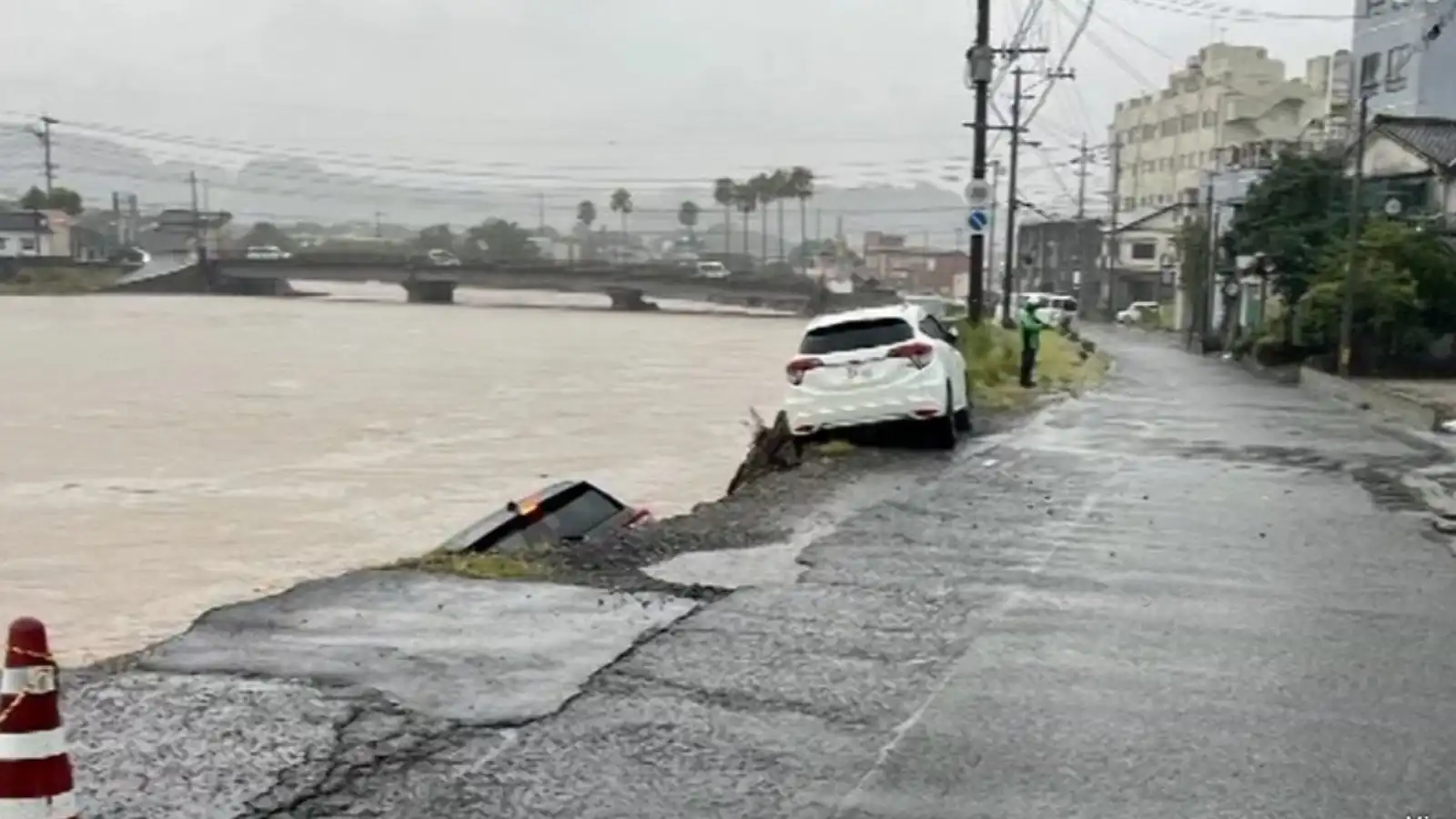 بعد أمطار غزيرة.. فيضانات وانهيارات أرضية في اليابان (فيديو)