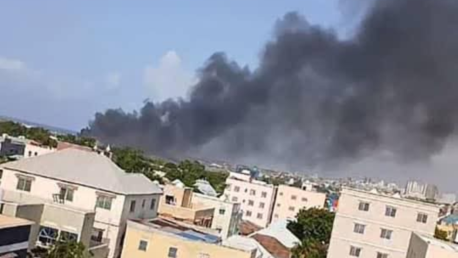 تحطم مروحية عسكرية في مطار مقديشو (فيديو وصور)