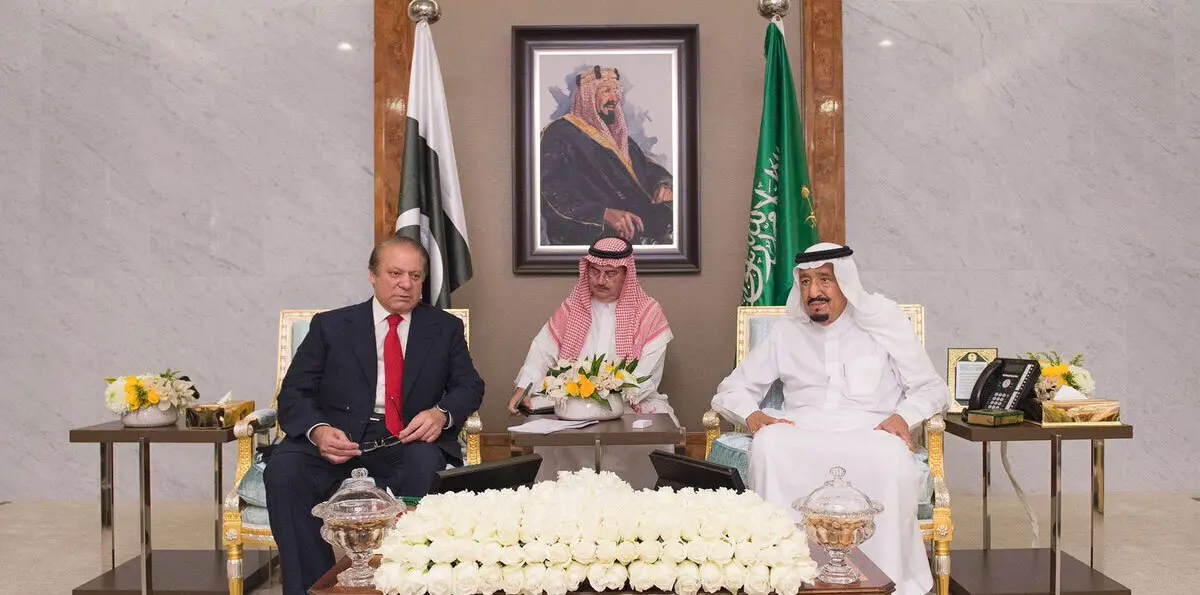 بالصور.. الملك سلمان يستقبل رئيس وزراء باكستان في جدة