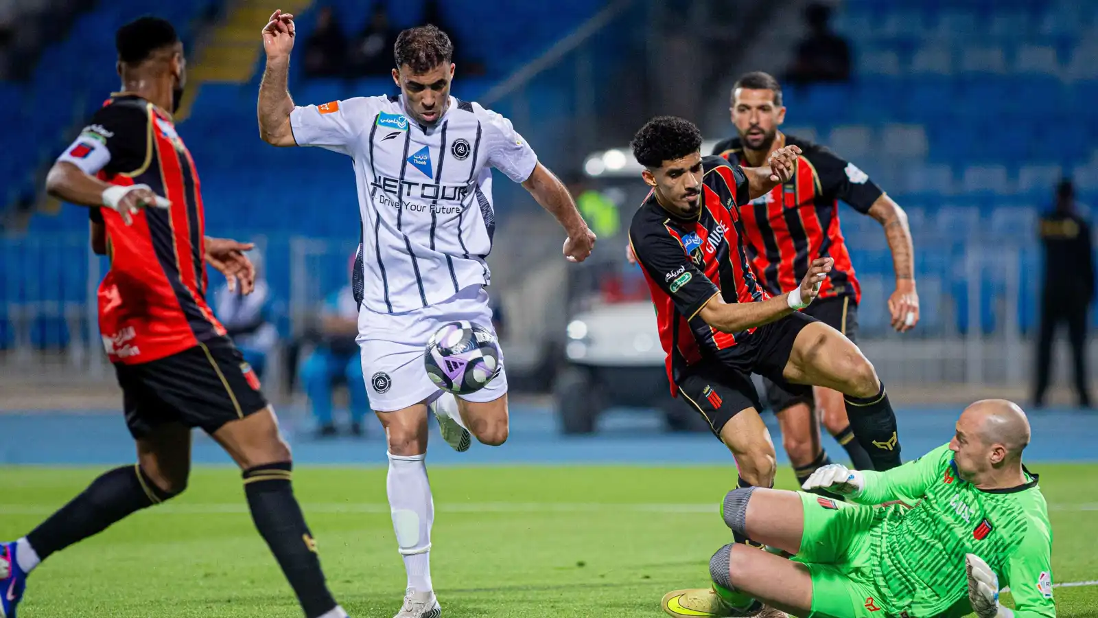 هدف خرافي لعبدالرزاق حمدالله في مباراة الشباب والرياض (فيديو)