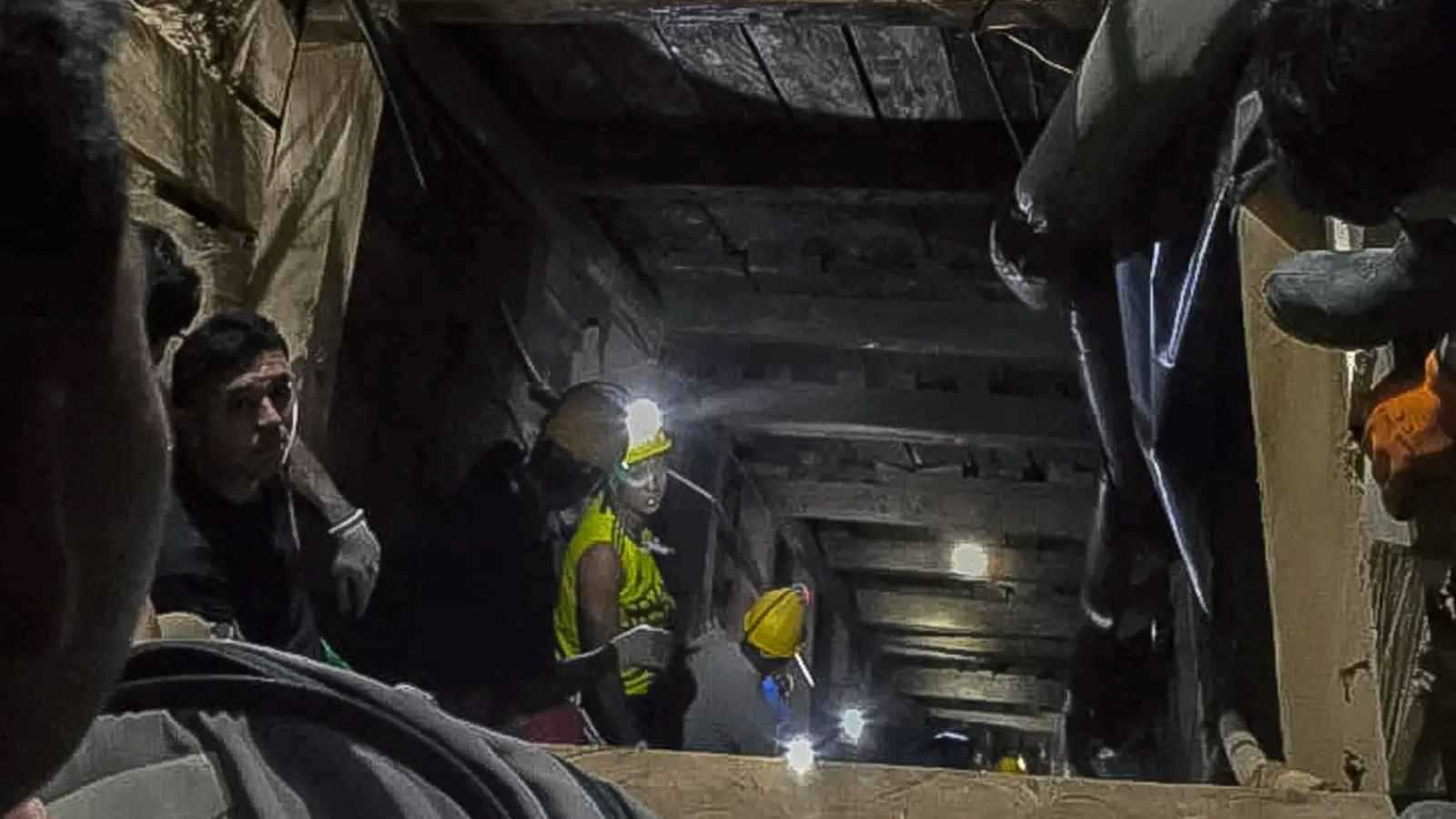 كولومبيا.. سباق مع الزمن لإنقاذ 18 عاملًا علقوا في منجم ذهب
