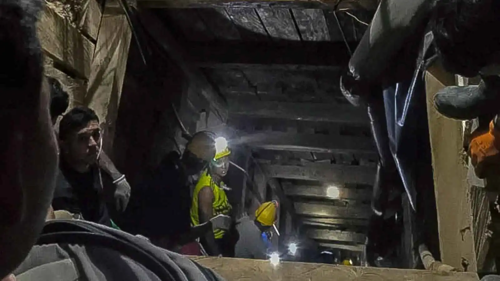 كولومبيا.. سباق مع الزمن لإنقاذ 18 عاملًا علقوا في منجم ذهب