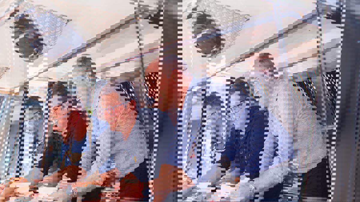 الأمير وليام يقدم الطعام للزبائن على عربة برغر 