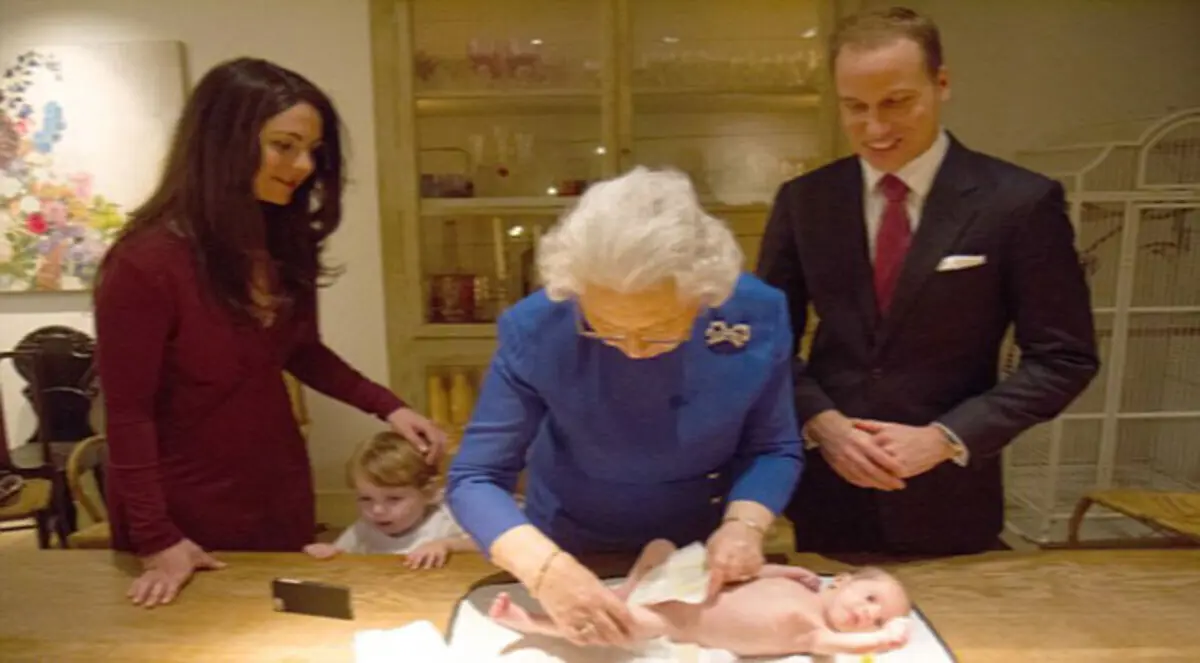 شبيهة الملكة إليزابيث تغير الحفاظ للأميرة شارلوت (صور)