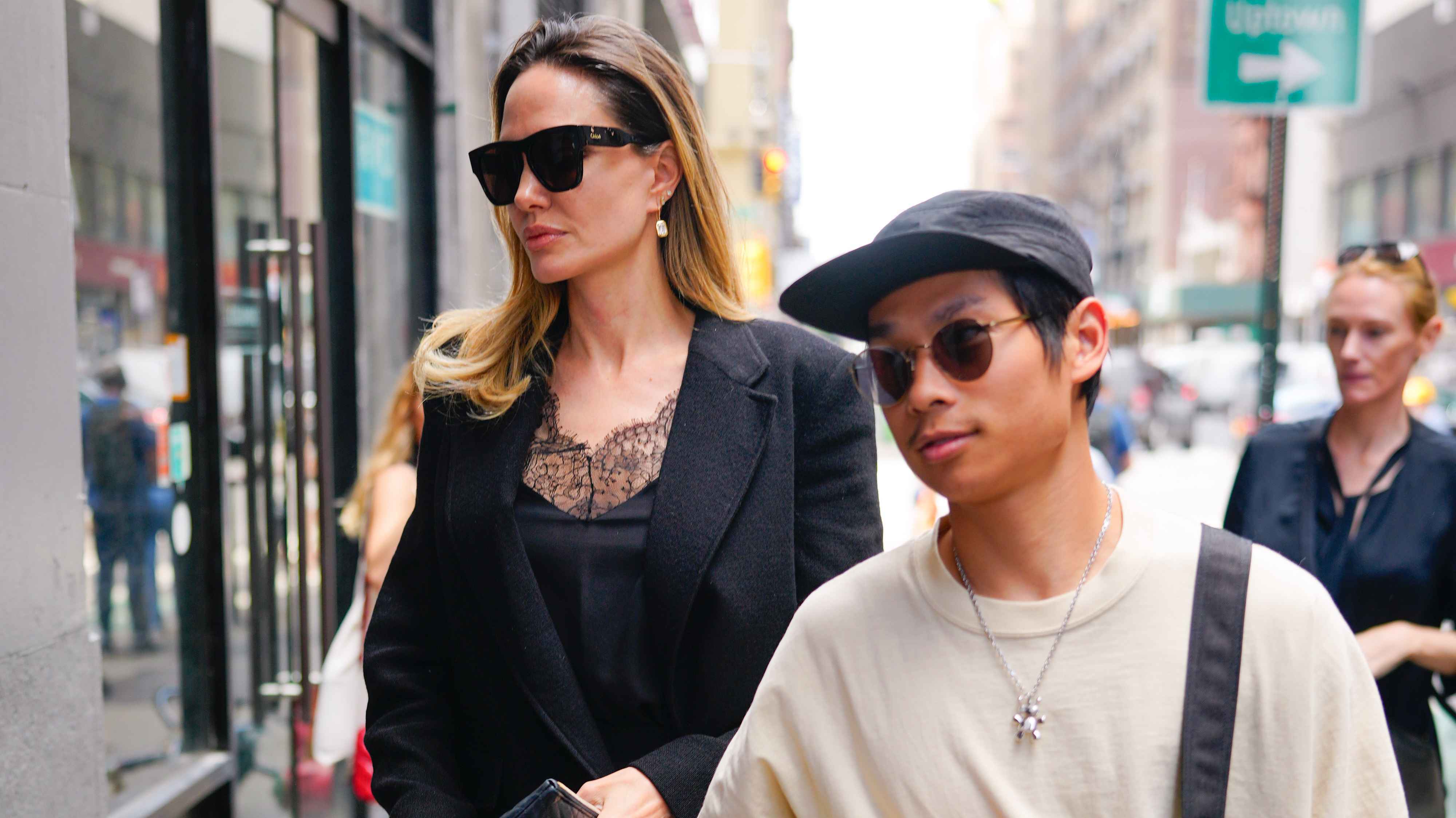 إصابة ابن أنجلينا جولي وبراد بيت بحادث دراجة مروع