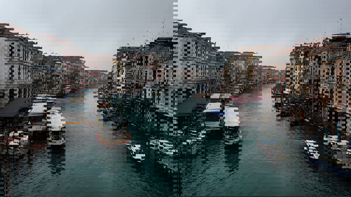 عقوبة قاسية لسائحين مارسا رياضة التزلج في مدينة شهيرة (فيديو)