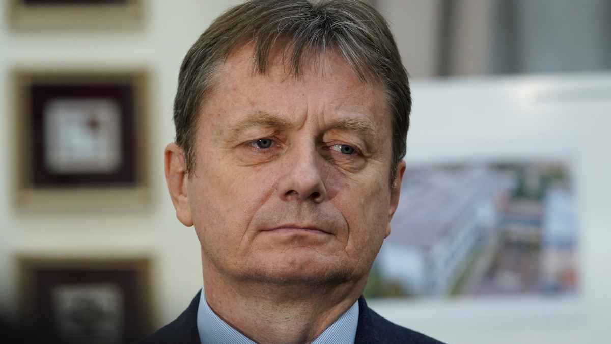 انهيار وزير صربي بسكتة دماغية خلال بث مباشر (فيديو)