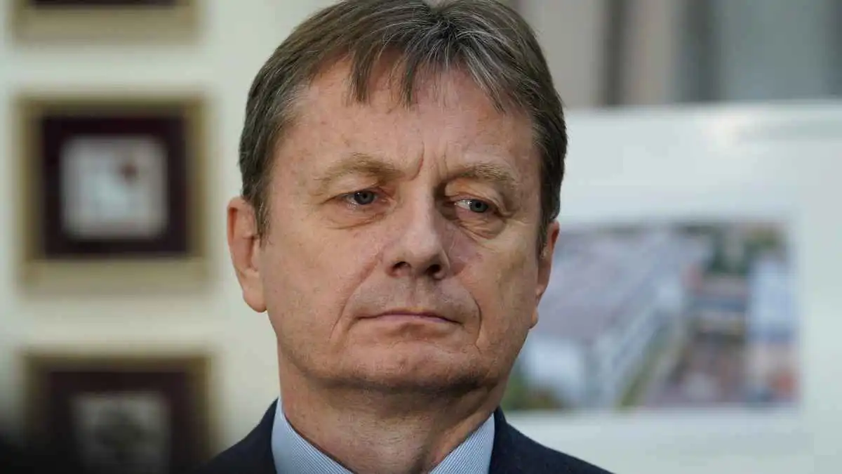 انهيار وزير صربي بسكتة دماغية خلال بث مباشر (فيديو)